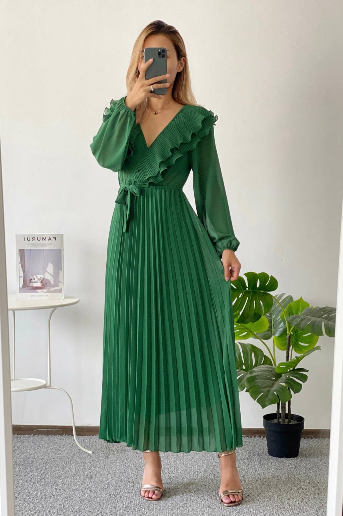 Rochie midi plisata in clos cu elastic in talie si decolteu petrecut S12